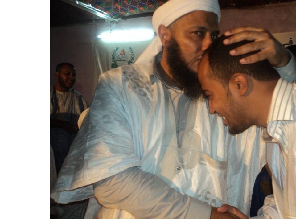 الشيخ الددو يكرم القارئ هارون