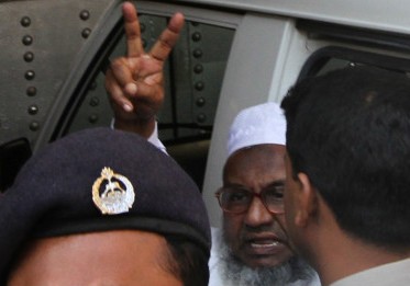 الشيخ عبد القادر الملا نائب الأمين العام للجماعة الإسلامية يلوح بشارة النصر