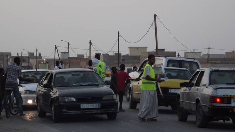 شباب جمعية المستقبل أثناء توزيع الإفطارات في الشوارع