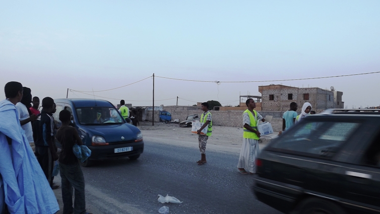 بعض شباب الجمعية اثناء توزيع الإفطار