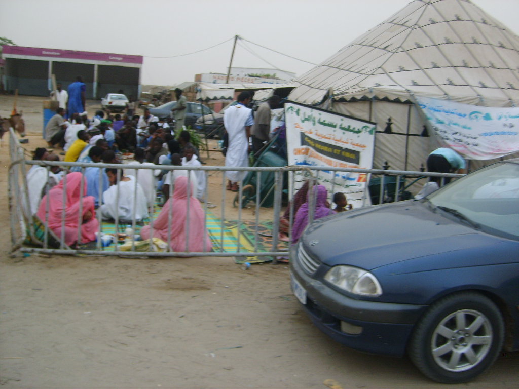 نساء يفطرن في خيمة بسمة وأمل