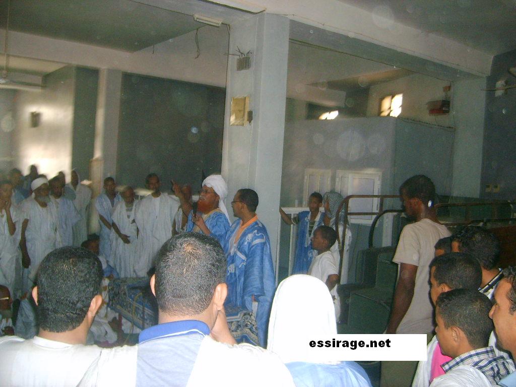 الشيخ محمد ولد أبواه أصل على الوقوف أثناء كلمته، وطلب من الحاضرين الوقوف أيضا