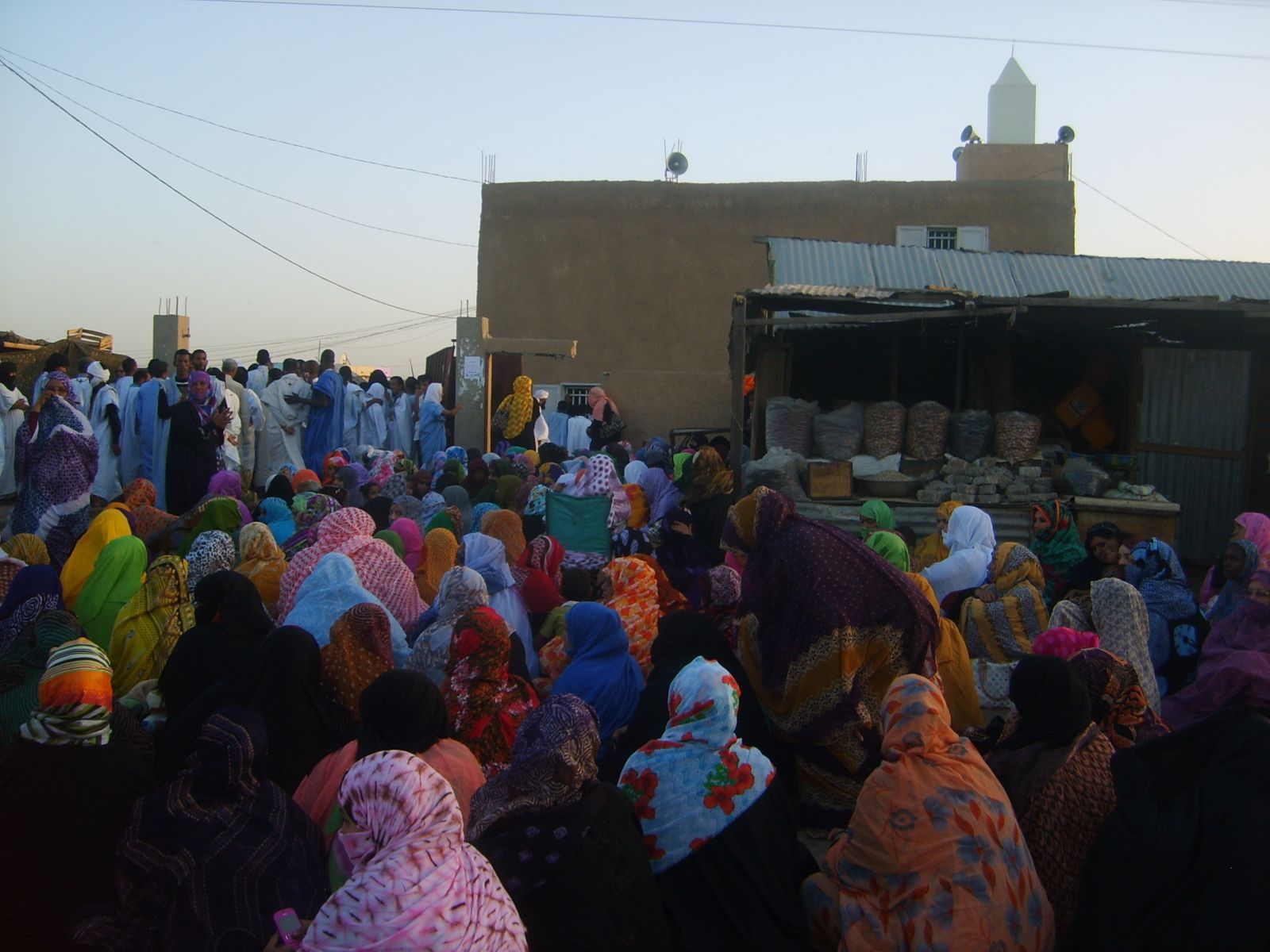 تلامذة ومحبو الشيخ الددو يملؤون الشوارع المؤدية للمسجد بعد أن ضاقت بهم رحابه