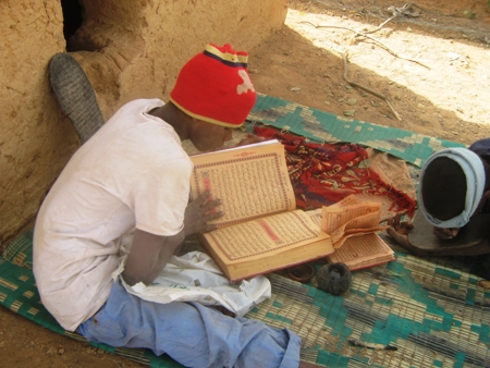 عند الضحى يتفرغ التلاميذ لكتابة ألواحهم ومن المصاحف مباشرة 